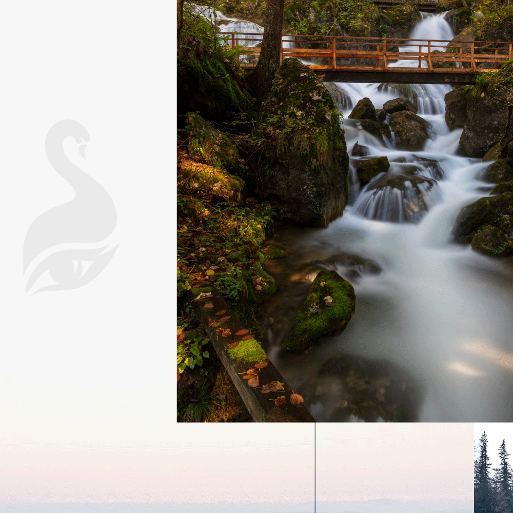 Langzeitbelichtung eines Wasserfalls im Herbst mit buntem Laub